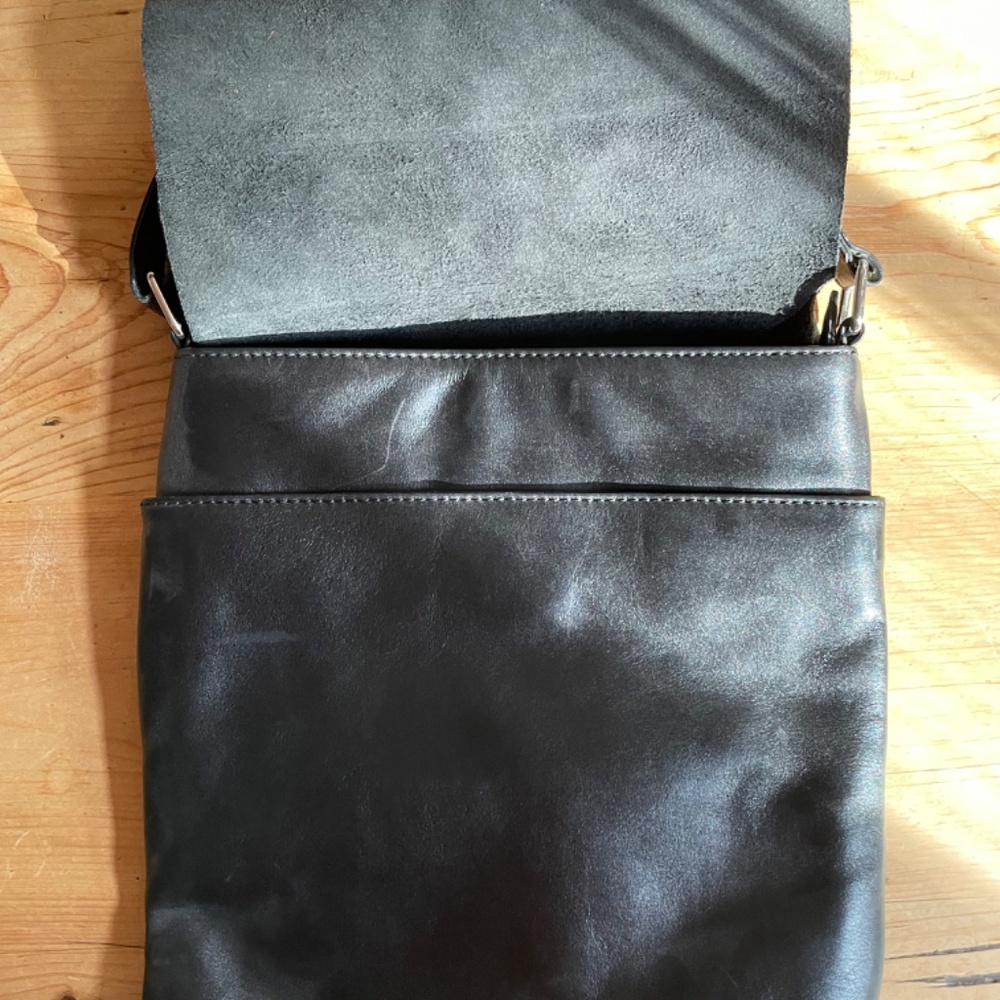 Black leather cross-body purse with adjustable strap - Picture 3 of 6